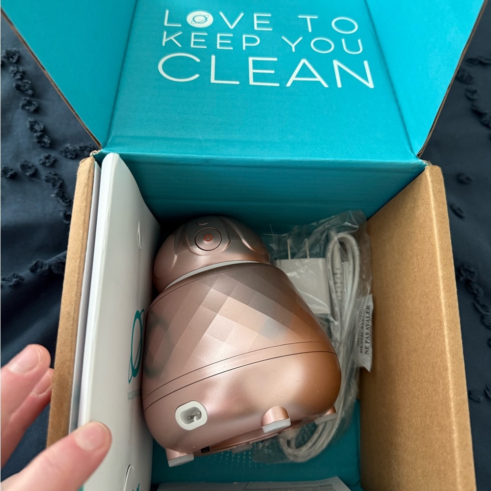 TAO Clean Ona Diamond Orbital Facial Brush and UV Cleansing Station